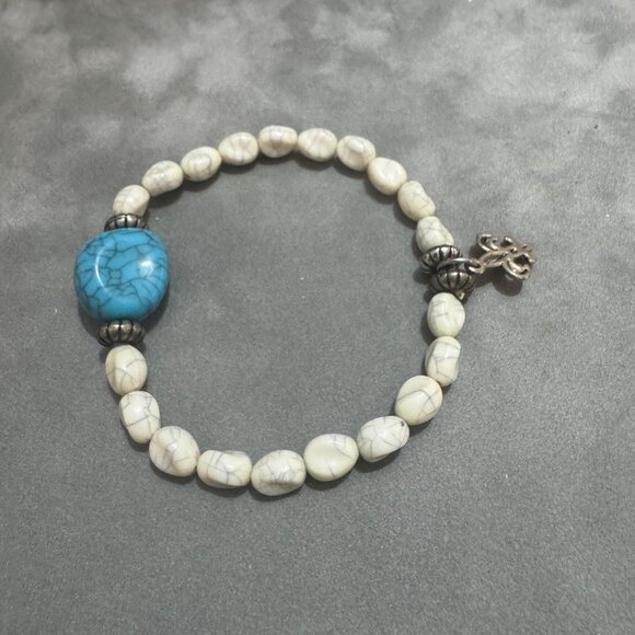 Natural White & Turquoise Howlite Beaded Stretch Bracelet Fleur De Lis Charm - Picture 2 of 3
